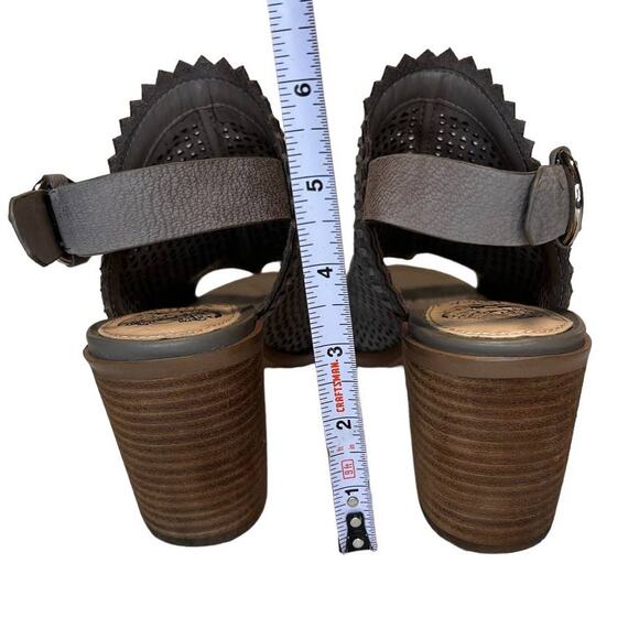 Vince Camuto Tricinda Heeled Sandal Size 7.5, Gray Taupe Slingback - Picture 9 of 16